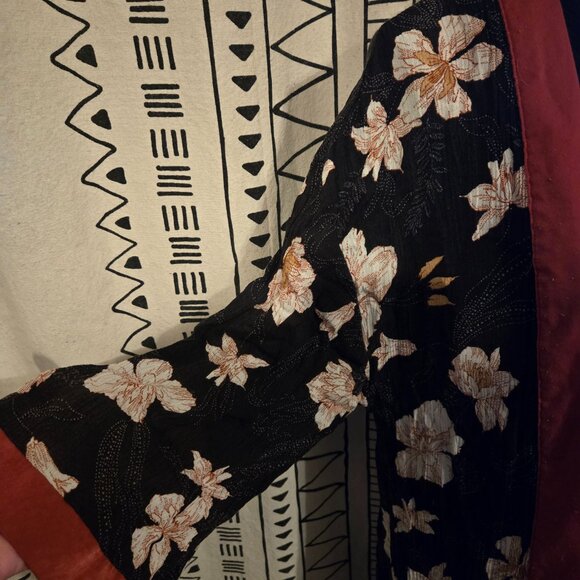 Outfit Combo! v-neck tie-waist cropped tank and floral kimono - Picture 4 of 12